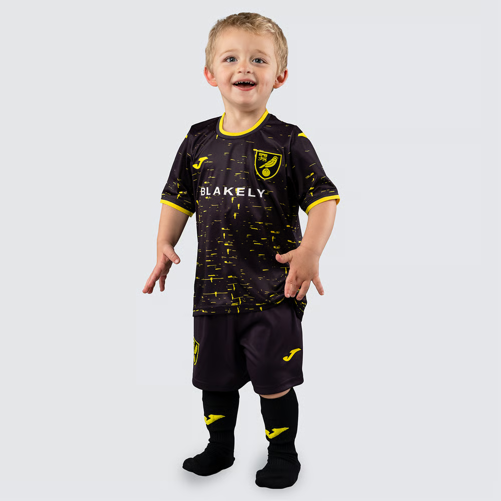 Kind Norwich City 2024/25 Auswärtstrikot
